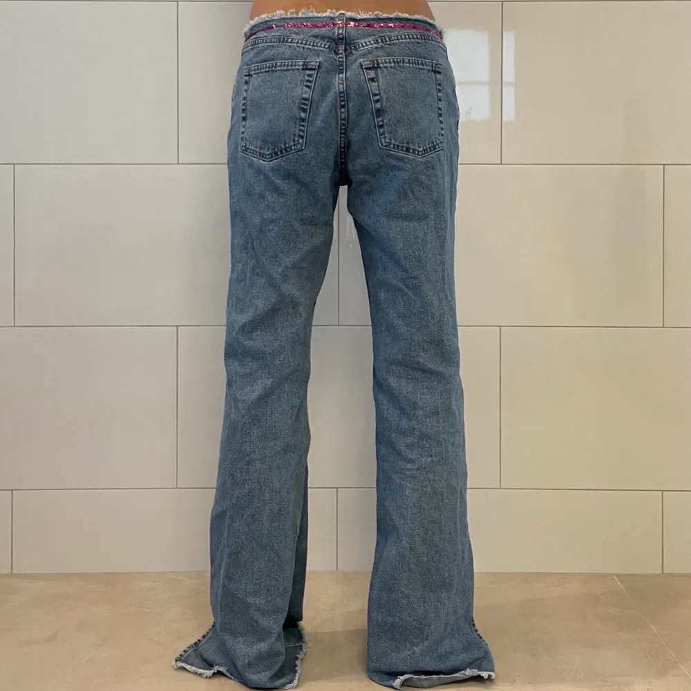Söta broderade lågmidjade jeans med paljetter från United Colors of Benetton💞 Köpta second hand med lite slitna paljetter annars väldigt bra skick✨ Storlek 36, 80cm midjemått och 78cm innerbenslängd💓. Jeans & Byxor.