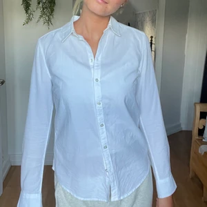 Vit skjorta  - Vit skjorta från Gina tricot. Är i väldigt bra skick då den endast är använd två gånger. Säljer pågrund av att den är för liten för mig. 