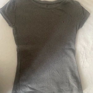 Tommy Hillfiger tröja. - Tommy Hillfiger Tröja, grå färg. Storlek S. Väldig töjbar tyg, bra kvalite på tyget som gör så det inte förstörs. I ny skick, knappt använd. Priset går att diskutera vid snabb köp.