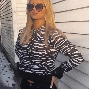 Hoodie zebra print - Lånad första bild❗️väldigt fin hoodie perfekt till sommarkvällarna, lite nopprig på armen annars i jätte bra skick🎀💕💖 Frakt ingår ej 📦 