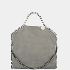 Stella McCartney - ❌INTRESSEKOLL SKRIV PRIVAT❌ Storlek medium, jätte bra skick och ser inga defekter! Ifall ni vill ha fler bilder kom bara privat! Bilderna är lånade från tjejen jag köpte ifrån här från Plick och äkta bevis finns 💗