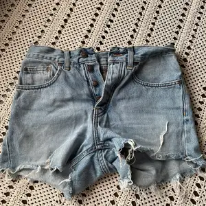 Jeansshorts från weekday i strl XS. Använda ett fåtal gånger.   Kan mötas upp i Stockholm(Stadshagen eller Alvik.) 