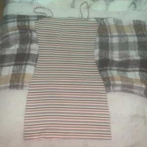 Klänning strl S - Kort randig klänning i storlek S! Bra passform och stretchig. Hade den skolavslutningen i åttan för två år sedan, inte använd sedan dess. 