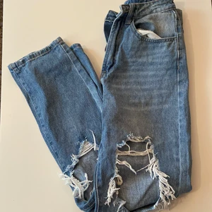 Blåa håliga jeans  - Från shein bra skick använt 1 gång säljer för att det är inte min stil. 