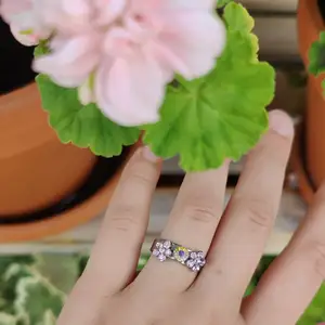 Jättefin ring i metall med en rosa blomma på. Ej spårbar frakt kostar 15kr 🌸