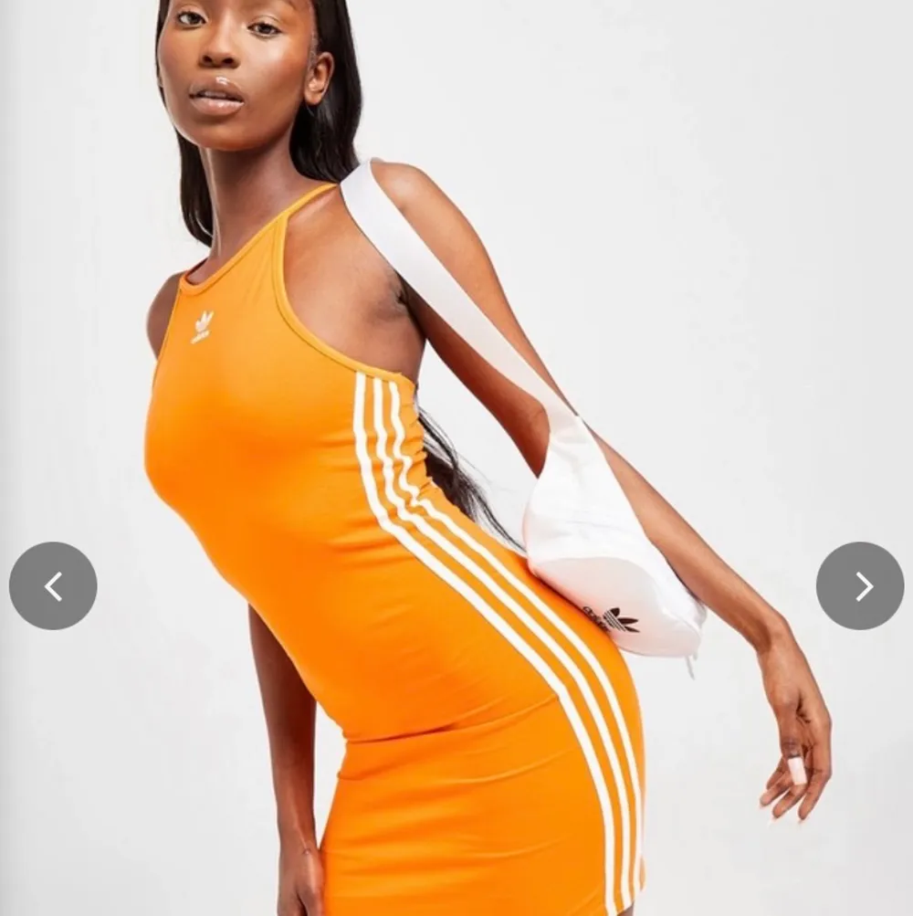 Tight Adidas klänning i orange stl 36. Helt ny med lappar kvar. . Klänningar.