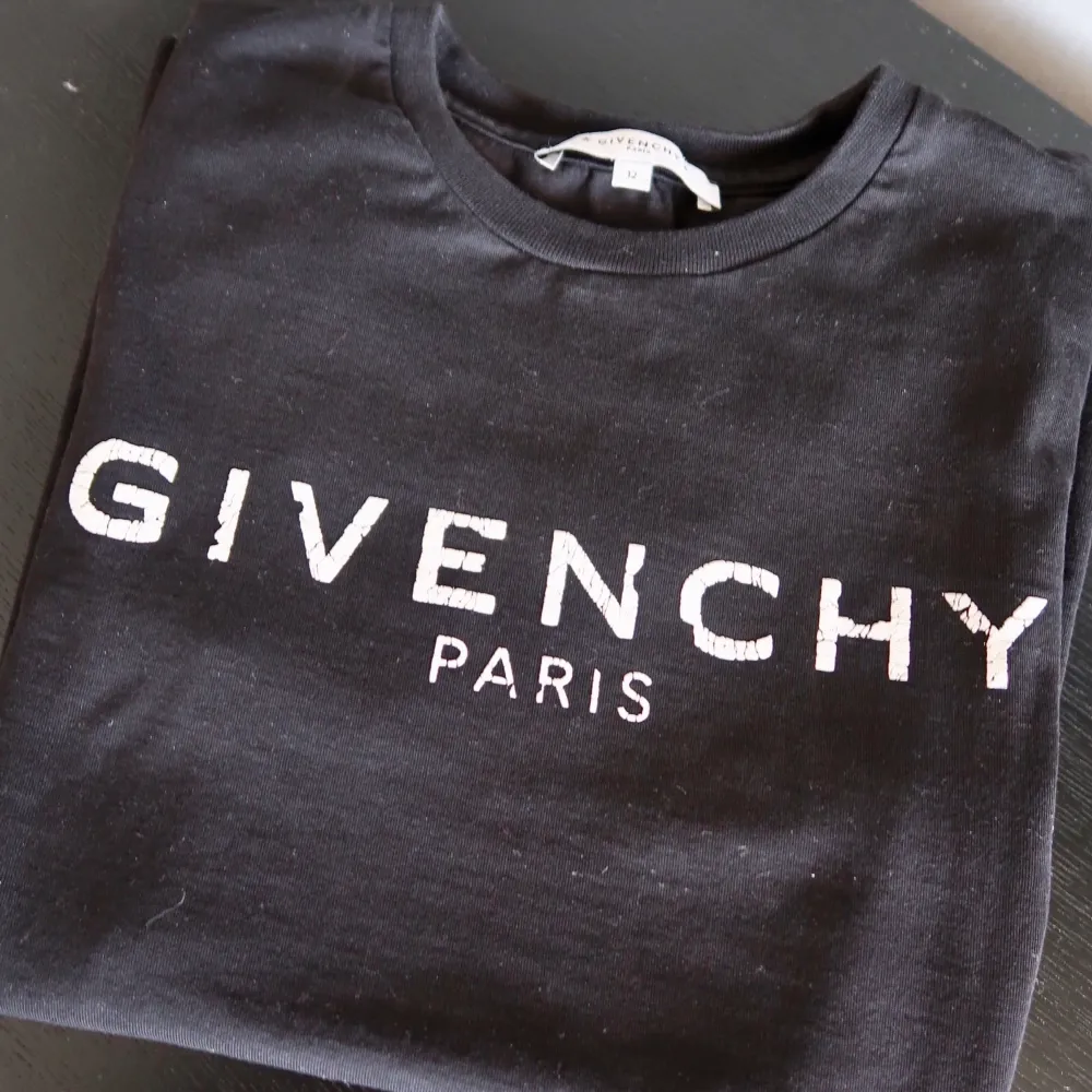 T-shirt från Givenchy. Storlek 12. Passar XXS-XS. Nypris 1600kr. T-shirts.