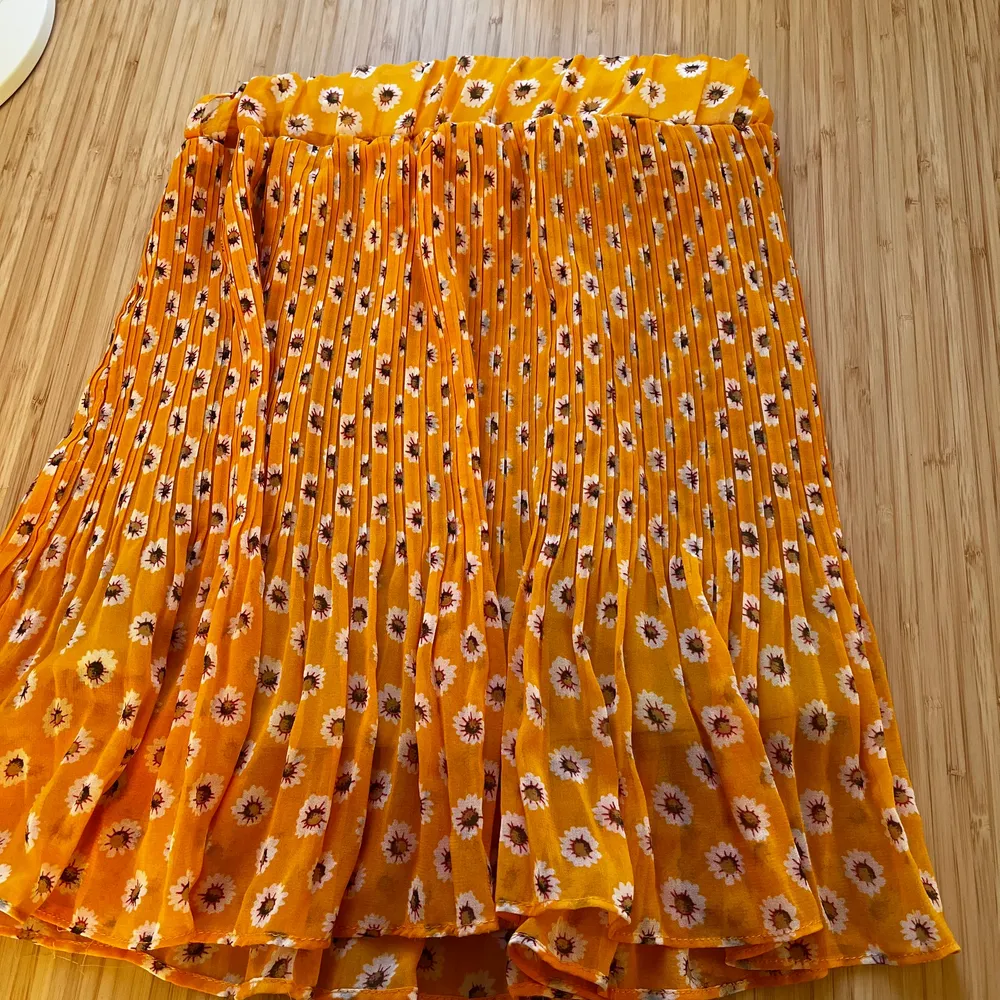 Gul kjol köpt vintage i Australien. Storlek 8, motsvarar xs. Tyvärr så har den blivit för liten för mig. Hämtas i uppsala/hagastaden eller postas! . Kjolar.