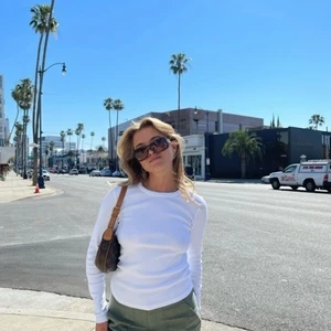 Djerf avenue långärmad S - Säljer oanvänd långärmad tröja från djerf avenue! Nypris: 599kr. Lappar kvar. Säljer då jag köpte 2 storlekar❤️❤️ slutsåld i S!!!!