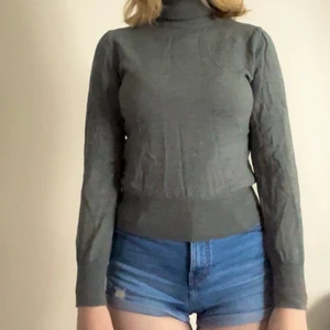 United colors of Benetton grå polotröja - Hejhejj! Detta är en grå polotröja från ”United colors of Benetton” i storlek xs. Säljer därför att den är lite för tajt för mig :((