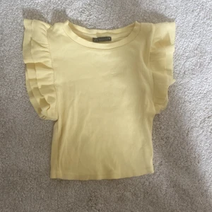 volang tröja - säljer denna jättefina gula volang tröjan och av att den inte kommer till användning längre. finns inte längre att köpa på zara därför lite dyrare pris!😻