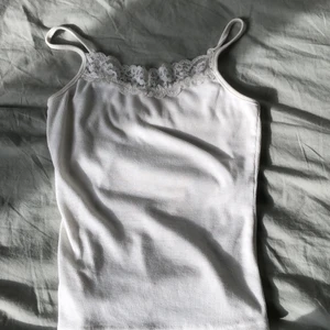 Vit linne - Säljer detta fina vita linnet. Säljer pågrund av den kommer inte till andvänding