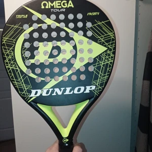 Dunlop Omega tour - Triple lager, super flex, standard medelrack. Använt det max 5 gånger och det SYNS inte alls. Pengarna tillbaka och jag betalar frakten. Om det skulle behövas 