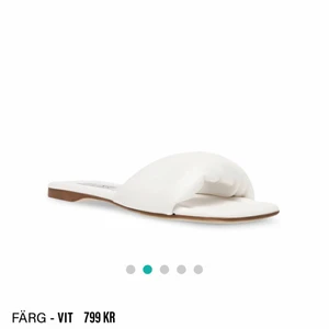 Steve Madden Sandaler - Säljer dessa sandaler från Steve Madden, skit snygga till sommaren men tyvärr en aning för små för mig. Är själv mellan 40/41 men skulle mer säga att de passar 39. Säljer här på grund av krånglig retur. Nypris 799, skriv i DM vid intresse.