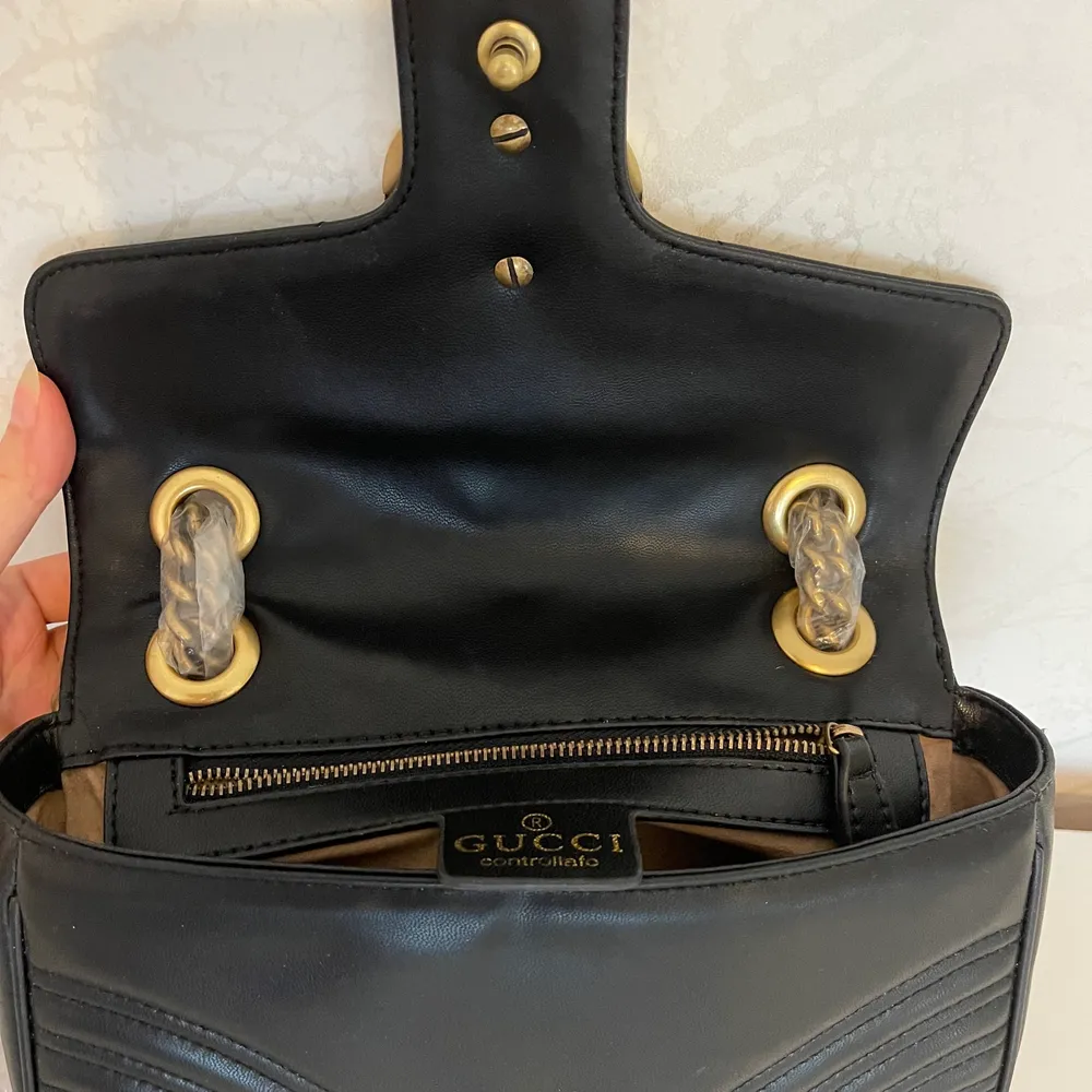 Helt ny kopia gucci väska i skinn. stolken ca22*13cm. Accepterar avhämtning eller kan skickas.(köparen står för frakten, spårbar frakt63kr)  Om du har fråga och undrar om något tveka inte att skicka meddelande :)  Betalning sker med swish.. Accessoarer.