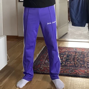 Palm Angels track pants - Köpta på depop  Storlek M Kvitto finns Cond 8/10 = flaw vid fickan går att fixa