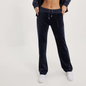 Juicy Couture mjukisbyxor - Juicy Couture mjukisbyxor i bra skick. Använda fåtal gånger då de inte kommer till användning. inga fläckar eller likande saker. Som nya❤️ (små i storleken) (köparen står för frakt)