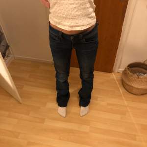 Säljer mina lågmidjade jeans som är från märket g-star!! Köpte för ca 1000kr men säljer nu för 280💗💗Dom har w30 men dom går att göra mindre genom en knapp som sitter på baksidag (se bild 3)😊 Dom är långa i benen (ca87cm innerben)💖💖