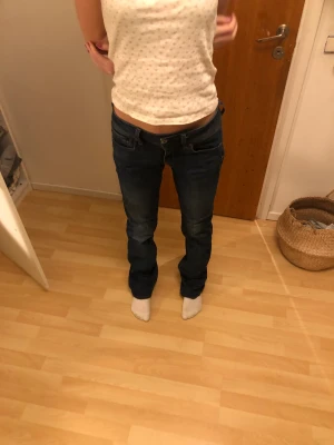 Snygga lågmidjade jeans💖💖 - Säljer mina lågmidjade jeans som är från märket g-star!! Köpte för ca 1000kr men säljer nu för 280💗💗Dom har w30 men dom går att göra mindre genom en knapp som sitter på baksidag (se bild 3)😊 Dom är långa i benen (ca87cm innerben)💖💖