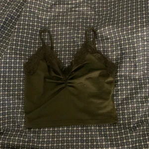 Ett svart linne - Ett jätte fint Linne med spets