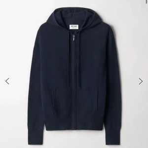 Mörkblå soft goat hoodie - Skit snygg soft goat hoodie i superbra skick, storlek L men passar mig bra som är 160 och bär s. Skriv för egna bilder. Nypris 2 295kr
