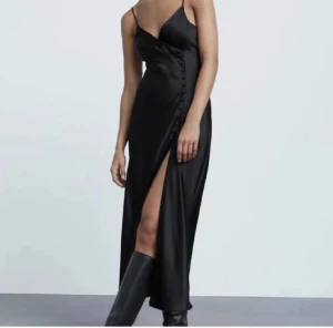 Klänning zara - Svart klänning från zara i Small. Helt oanvänd. 