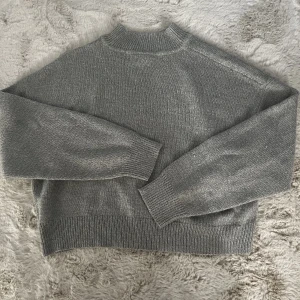 Grå stickad tröja  - Använd fåtal gånger 