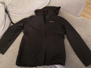 2 in 1 jacka  - Helt ny oanvänd 2 i 1 vinter jacka. Jackan invändigt kan tas ut och användas på våren. St 42