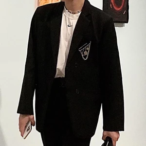 Svart Unisex Blazer ( med accessoar ) - Jag har köpt den från korean butik, med storklek M. Vill sälja för det är lite smal med mig. Det är helt ny ( har använt bara 1 gång ) 