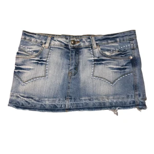 Denim skirt - En as fet jeanse kjol med massa detaljer som är nästan helt oanvänd!🫶🏻