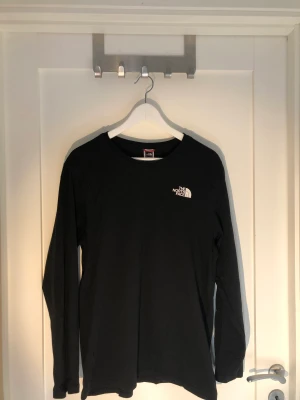 North face långärmad t-shirt  - En långärmad north face T-shirt i nyskick och storleken M.