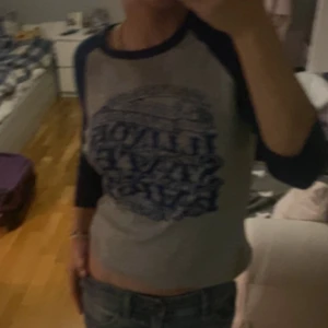 Tröja  - Tröja köpt på loppis i M i barnstorlek så xs/s. Inga defekter💞