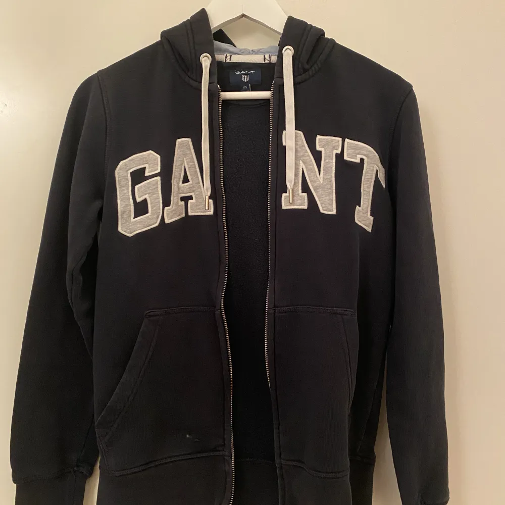 Säljer denna fina Gant zip up hoodie för 320kr. Den är i storlek XS och är svarta/mörkblå, pris kan förhandlas🤍 . Hoodies.