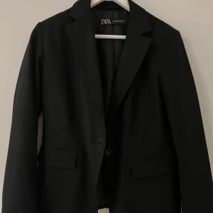 Kavaj - Säljer denna kavaj från Zara i storlek 38, skickas med spårbar frakt. 🤍