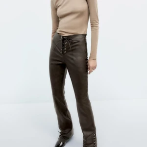 Zara Faux skinnbyxor, helt nya! - Gröna skinnbyxor (faux)  Storlek XS/34 Aldrig använda, enbart provade. Mjuka och väldigt bekväma!  Nypris 559