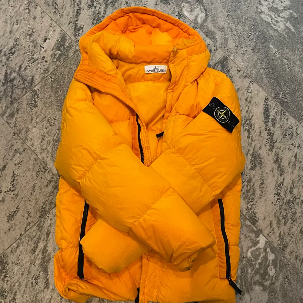 Jättefin tjock dunjacka från Stone Island. Hel och ren! Mycket bra skick.  - Numerous utility pockets - Wind and mildly water resistant - Filled with the finest down for extra lightness and comfort -Front zip closure - Zip side pockets - Composition: 100%. Jackor.