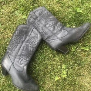 Cowboyboots - Super snygga cowboyboots som jag köpte här på Plick men aldrig kommit till användning💞💞