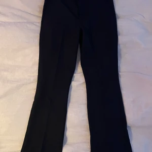Svarta kostymbyxor - Säljer mina svarta kostymbyxor från bikbok då dom tyvärr inte passar mig längre. Dom är i väldigt bra skick och köptes för 500kr.
