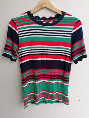 En fintröja till Jul!  - Perfekt tröja att ha på sig på Julafton. I använt skick. 