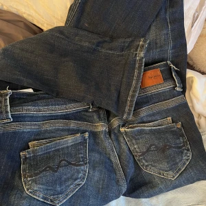 Säljer ett par jätte fina pepe jeans eftersom det inte riktigt är min stil❤️❤️❤️ - Om ni vill ha fler bilder eller frågor är det vara att skriva till mig❤️det är i jätte bra skick,det har används❤️ men dom är inte noppriga eller söndriga❤️orginarie priset är 999 ❤️