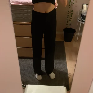 Svarta kostymbyxor - Ett par fina kostymbyxor! Dem är lite trådiga på några få ställen som man kan se på sista bilden💕 Jag är ca 175 cm💕 Samfrakta gärna och be gärna om fler bilder💕 