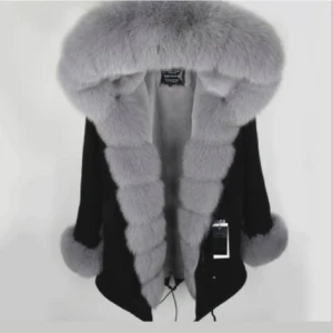 Pälsjacka  - Köpt det i ssstore men har inte använt den knappt och vill bli av den. Äkta päls och skriv gärna för mer frågor elr egna bilder. 