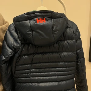Helly Hansen jacka - Jättevarm jacka, använd 2-3 gånger. Säljer eftersom jag inte använder den. Storlek är Xs men passar till S också. Den är rätt så stor i storlek. Priset kan diskuteras!