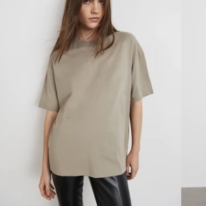 Beige topp  - Helt oanvänd med lappar kvar, storlek xxs. Passar en S också. 149kr nypris säljer för 100 direkt pris 