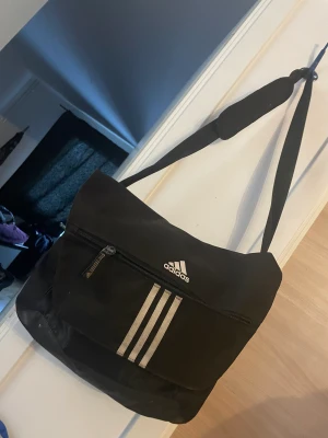 Adidas axelremsväska  - Den e hel och ren pojken har haft den som skolväska 