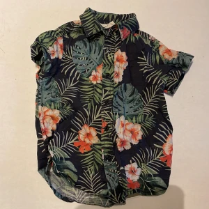 Barnskjorta - Fin barnskjorta i stl 86.  Köparen står för frakten. Jag skickar bild när jag postar paketet. Om fler intressen för kläderna finns kan bud ges.