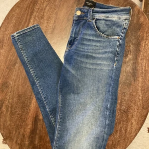 Blå jeans från Veromoda storlek s  - Säljer mina fina blå jeans från Vero Moda i storlek S pga att de blivit för stora. Stretch material. Funkar även för M. Fint skick i övrigt. Nypris 599kr