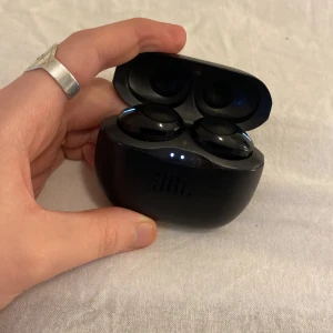 Jbl hörlurar - Jbl tune 120 tws, riktigt bra hörlurar i gott skick. Nypris 700kr  Säljer nu dessa då jag uppdaterat hörlurar men tycker de är riktigt bra bluetooth hörlurar. Laddarkabel följer med :))
