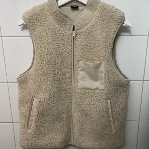 Teddy väst - Jättemysig Teddy väst från Gina! Köpt för något år sedan men knappast använd. Storlek S. Köparen står för frakten!❤️