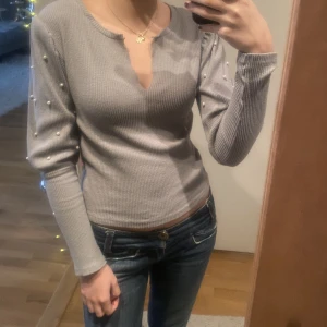 Långärmad tröja med pärlor  - Säljer denna super snygga långärmadetröja med pärlor! Barnstorlek 152 men passar mig med storlek XS/S💞💞 kontakta oss vid frågor eller fler bilder!